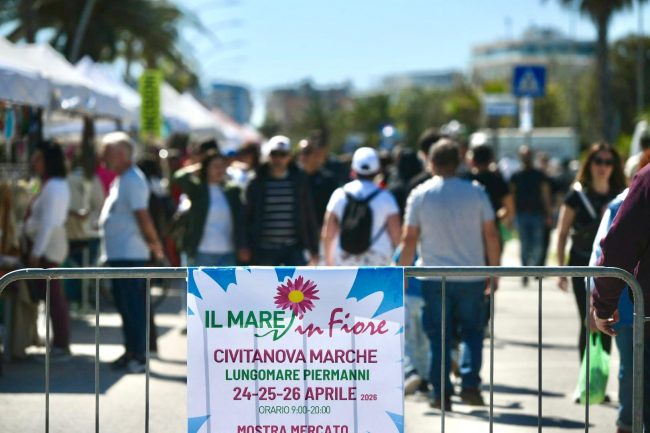 25 aprile lungomare civitanova gente spiaggia (22)
