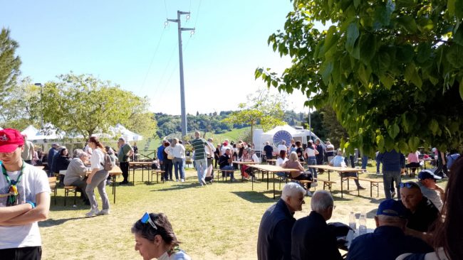 25 aprile lungomare civitanova gente spiaggia (25)