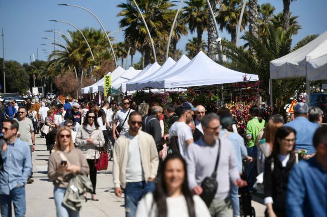 25 aprile lungomare civitanova gente spiaggia (3)