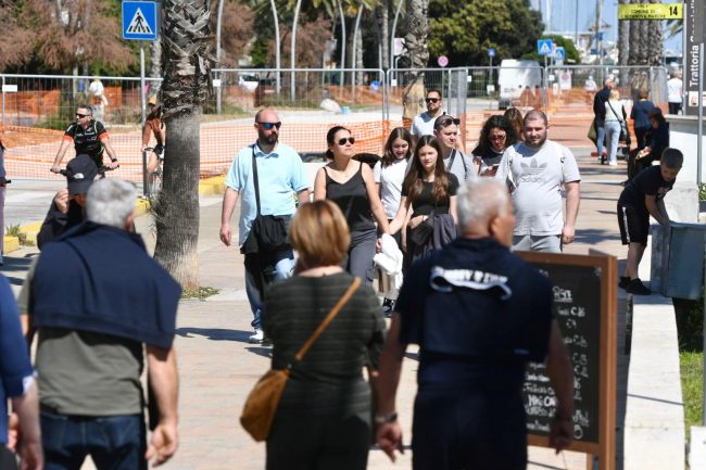 25 aprile lungomare civitanova gente spiaggia (4)