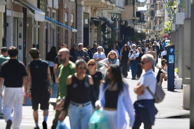 25 aprile lungomare civitanova gente spiaggia (5)