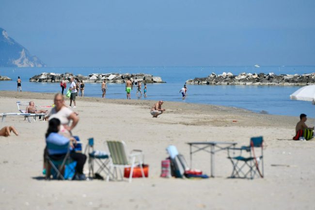 25 aprile lungomare civitanova gente spiaggia (7)