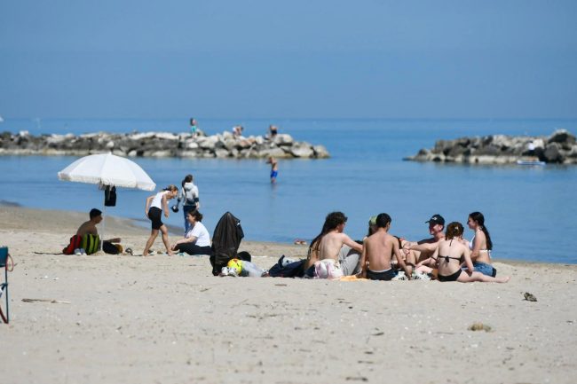 25 aprile lungomare civitanova gente spiaggia (8)