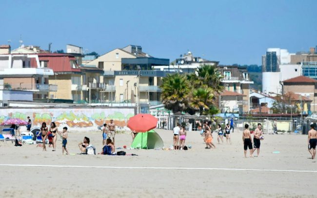 25 aprile lungomare civitanova gente spiaggia (9)