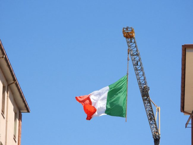 bandiera-italia-gru