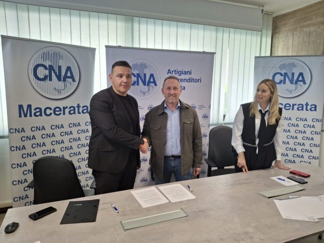 da sinistra Lorenzo Ristè e Simone Giglietti Presidente di Cna e Lucia Pistelli la Direttrice di Cna