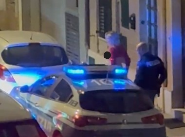 donna nuda in strada civitanova