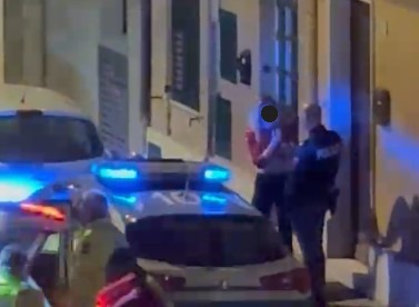 donna si spoglia in strada civitanova 2