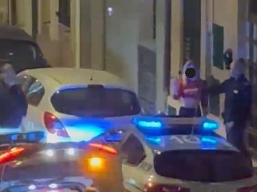 donna spogliata in strada civitanova