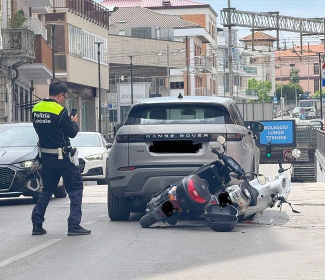 incidente davanti rossini auto scooter (1)