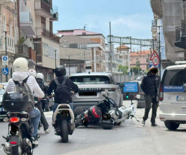 incidente davanti rossini auto scooter (3)