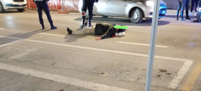 uomo protesta in mezzo alla strada