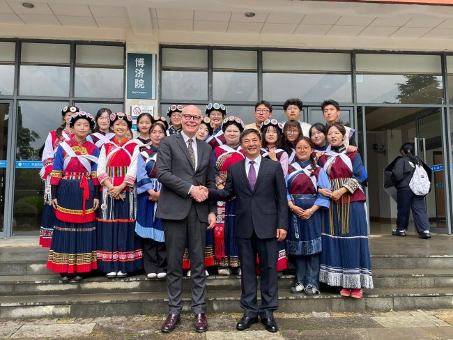 Il Rettore John Mc Court con il prorettore Shao Weiqing