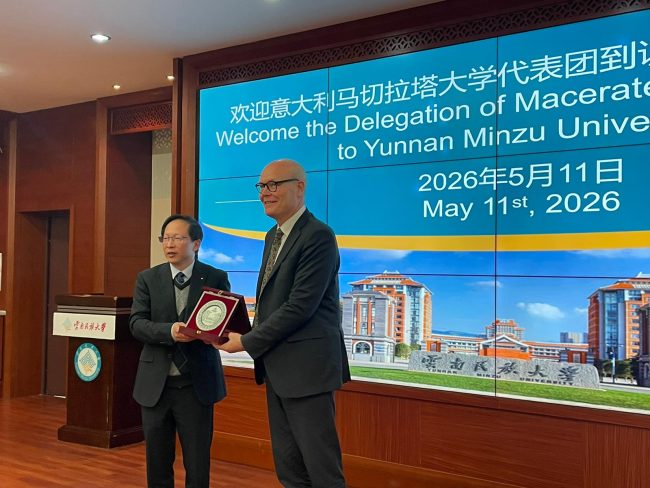 John Mc Court con Rettore Yunnan Minzu University Wang Qiliang