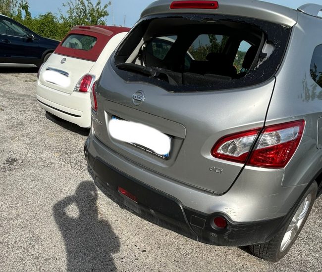 atto vandalico auto danneggiamenti (2)
