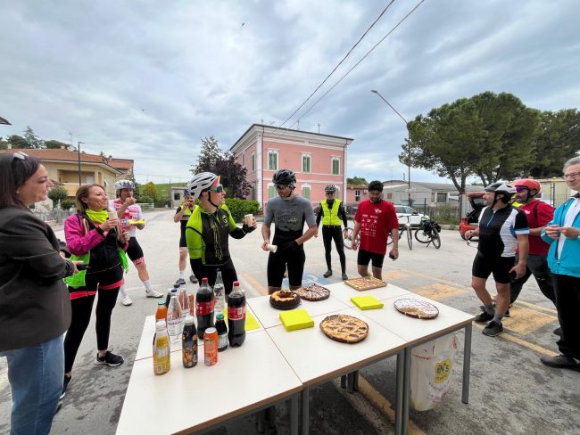 ciclisti alla stazione di morrovalle