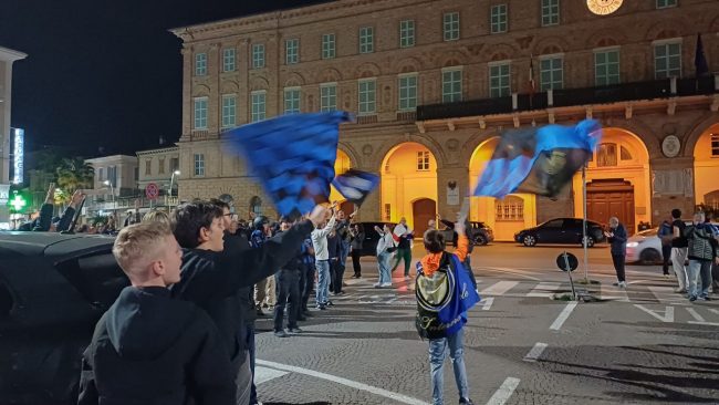festeggiamenti vittoria scudetto inter - piazza xx settembre civitanova (1)