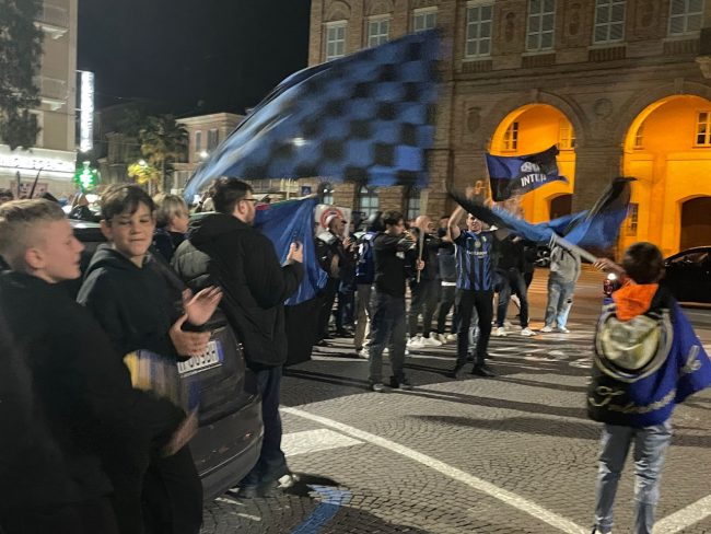 festeggiamenti vittoria scudetto inter - piazza xx settembre civitanova (8)