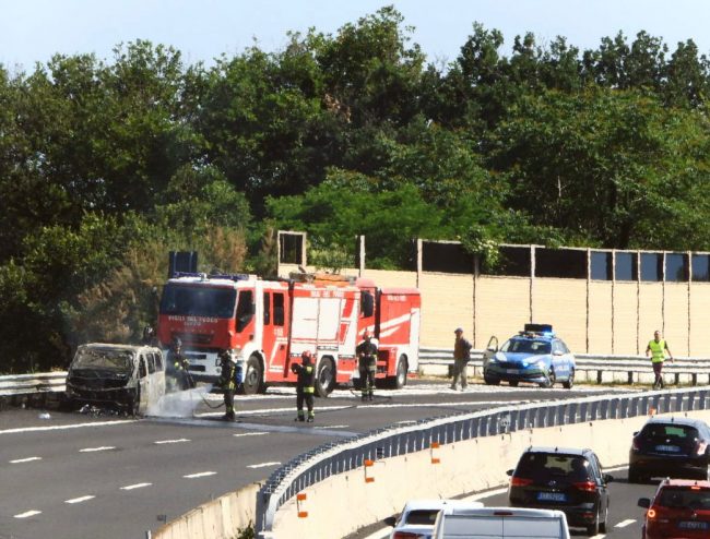 incendio furgone a14 3