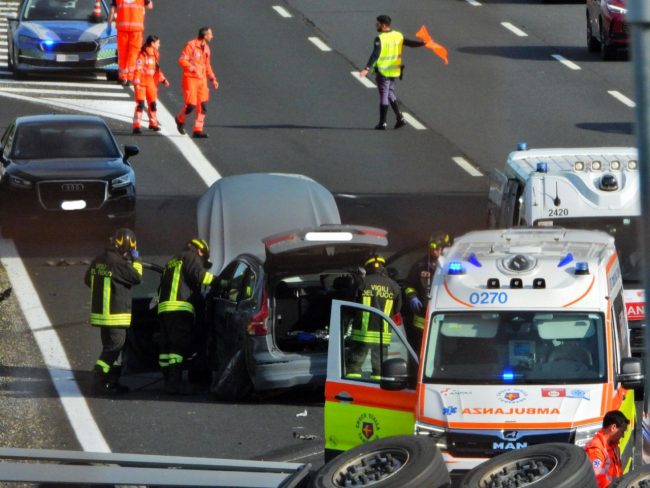 incidente a14 camion ribaltato (2)
