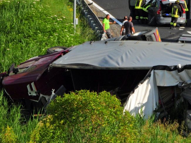 incidente a14 camion ribaltato (6)