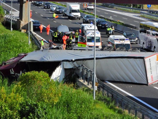 incidente a14 camion ribaltato (7)