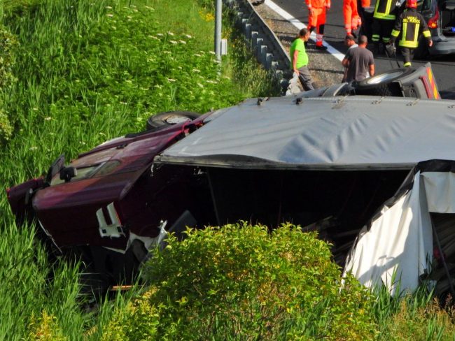 incidente a14 camion ribaltato (8)