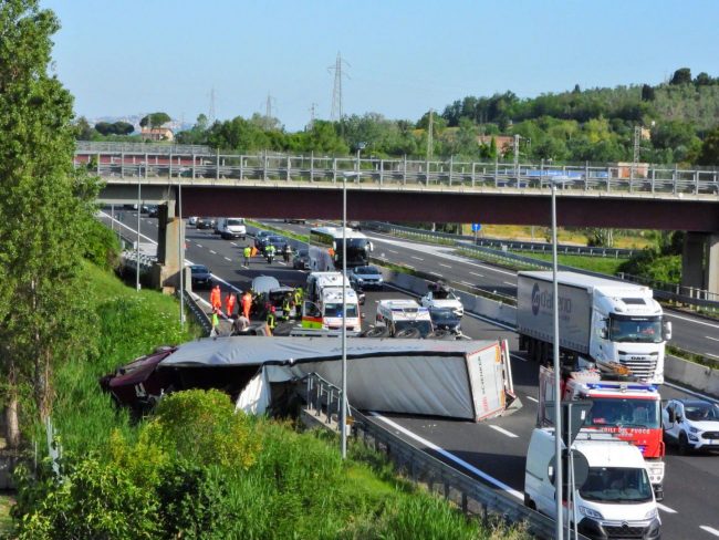 incidente a14 camion ribaltato (9)