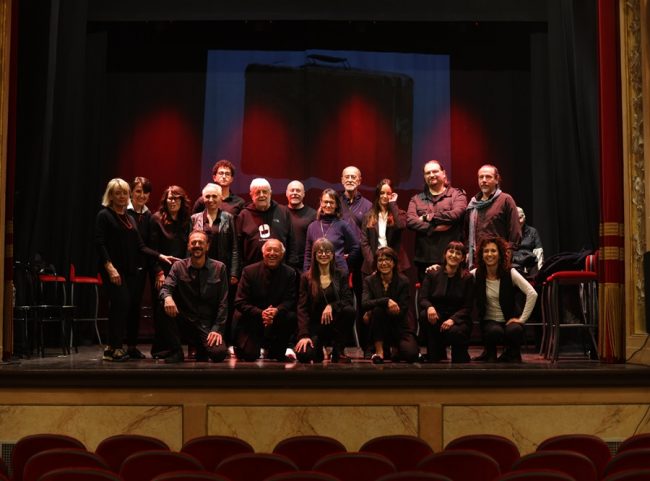 Foto di gruppo per gli attrori del Corso di Drecitazione e dizione di Montefano