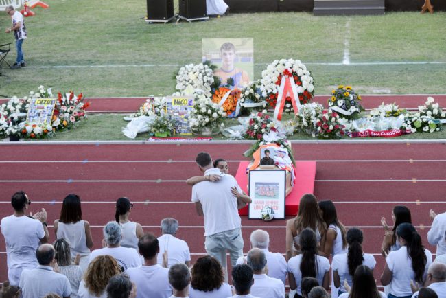 Abbraccio_Mamma Papà_Nicolas_Funerali_FF-24
