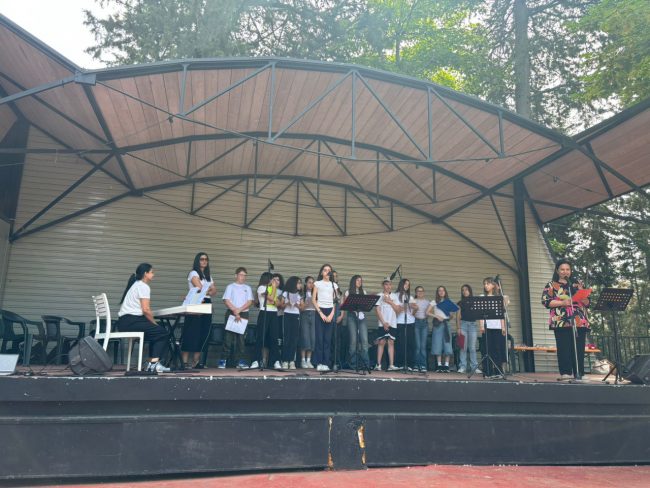 Il coro diretto dalla prof.ssa Albani e la Dirigente Scolastica Daniela Smorlesi