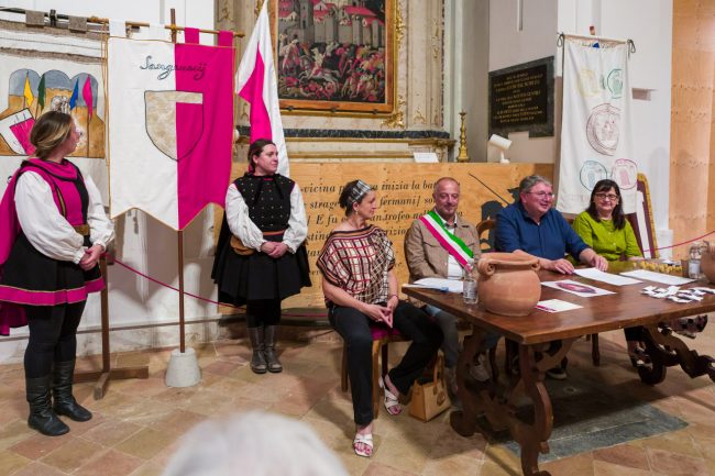 La presentazione del nuovo stendardo