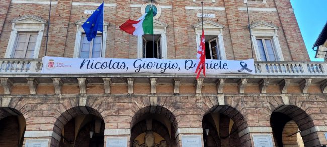 Striscione ragazzi nicolas giorgio daniele strage macerata superstrada