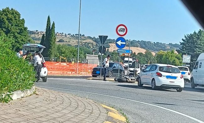 auto moto incidente rotonda corridomnia (1)