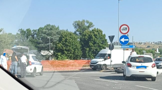 auto moto incidente rotonda corridomnia (2)