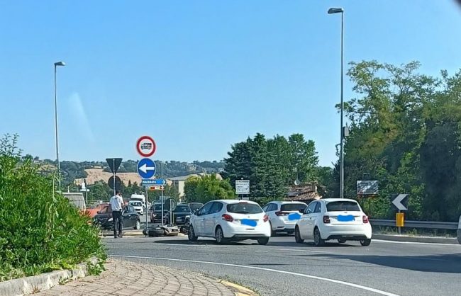 auto moto incidente rotonda corridomnia (3)