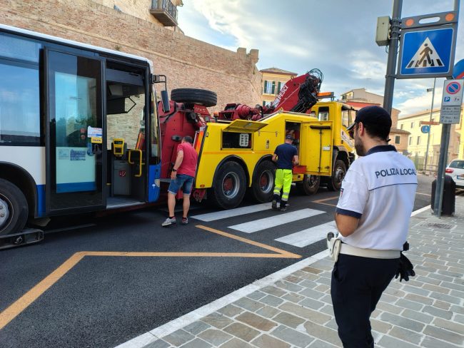 autobus in panne macerata (3)