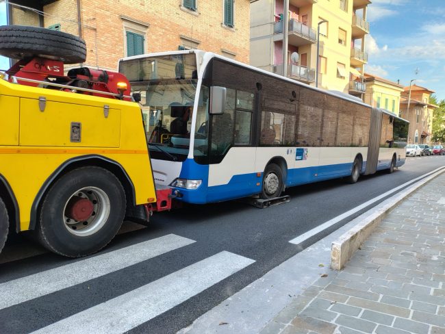 autobus in panne macerata (4)