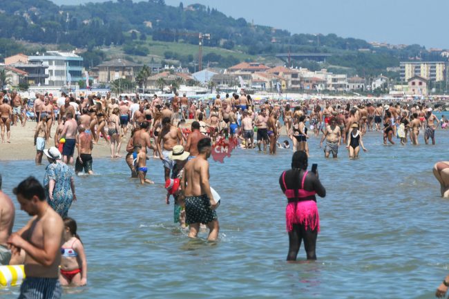 estate 26 giugno - spiaggia mare bagnanti - lungomare nord - civitanova - FDM (1)