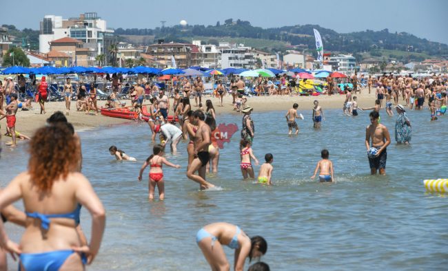 estate 26 giugno - spiaggia mare bagnanti - lungomare nord - civitanova - FDM (2)
