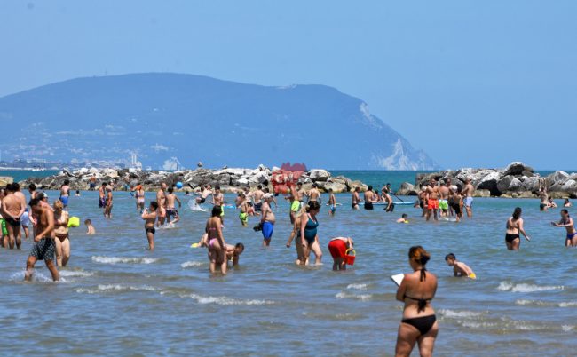 estate 26 giugno - spiaggia mare bagnanti - lungomare nord - civitanova - FDM (3)