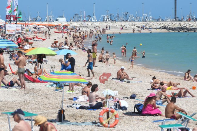 estate 26 giugno - spiaggia mare bagnanti - lungomare sud - civitanova - FDM (2)