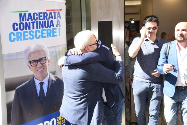 festeggiamenti del centro destra per la vittoria al ballottaggio (4)
