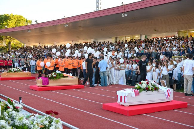 funerale 3 ragazzi incidente superstrada - stadio macerata - FDM (18)