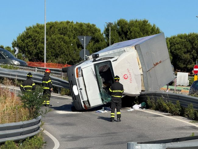 furgone ribaltato civitanova superstrada vigili del fuoco (11)