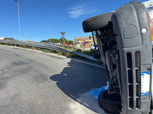 furgone ribaltato civitanova superstrada vigili del fuoco (12)