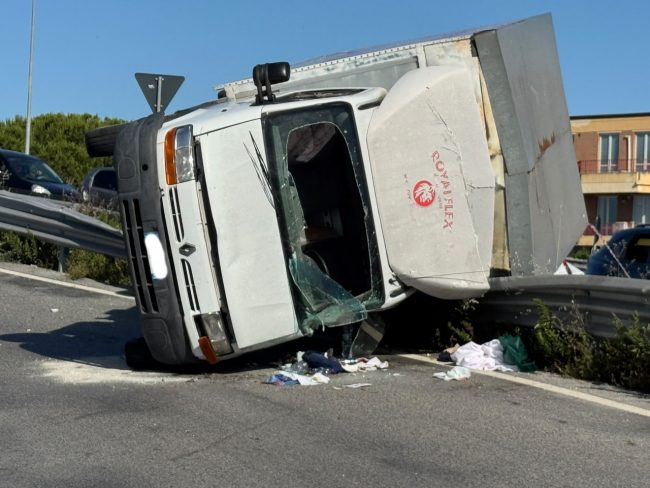 furgone ribaltato civitanova superstrada vigili del fuoco (13)