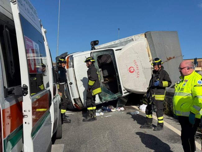 furgone ribaltato civitanova superstrada vigili del fuoco (2)