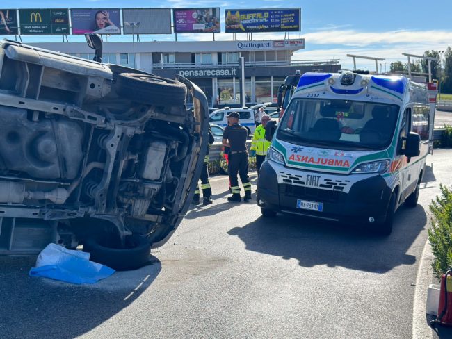 furgone ribaltato civitanova superstrada vigili del fuoco (3)
