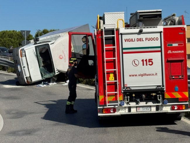 furgone ribaltato civitanova superstrada vigili del fuoco (4)